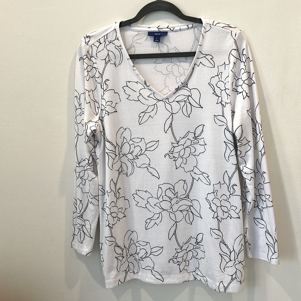 APT.9 Large Long sleeve Top. 2 QTR slits on each side of top. Excellent Cond.